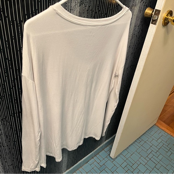 American Eagle White Soft & Sexy White Long Sleeve V Cut Shirt - Picture 2 of 8